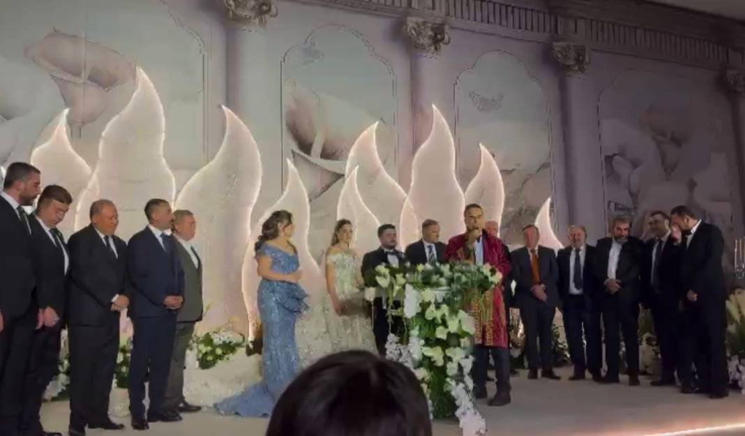 Dügeci ve Nehir ailesinden muhteşem düğün. Gaziantep’te gerçekleşen düğün iş ve siyaset dünyasını bir araya getirdi.İşte o düğün 2